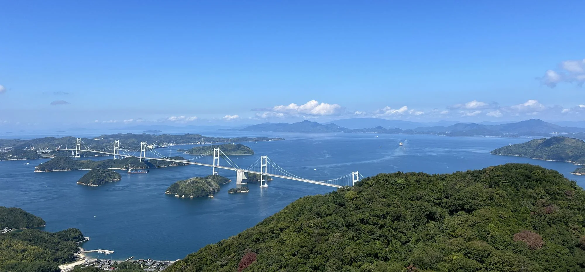 瀬戸内の島々と海に架かる橋を望む、しまなみの風景